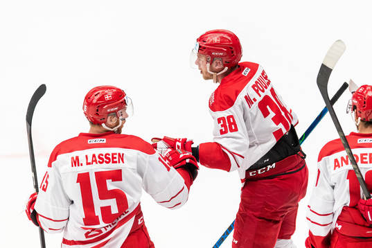 Danmarks Morten Paulsen jublar med lagkamrater