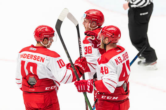 Danmarks Morten Paulsen (mitten) jublar med Niklas Andersen