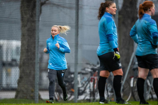 Andrea Sjögren joggar vid sidan av planen