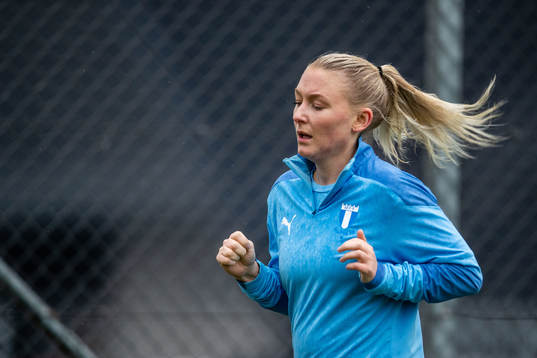 Andrea Sjögren joggar vid sidan av planen