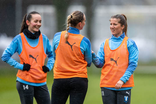 Martina Sutalo, Annelie Nilsson (ryggen mot kameran) och