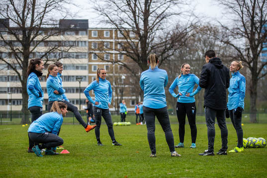 Spelare samlade i två olika grupper med anledning av