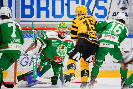 Skellefteås Melker Karlsson oroar framför Rögles