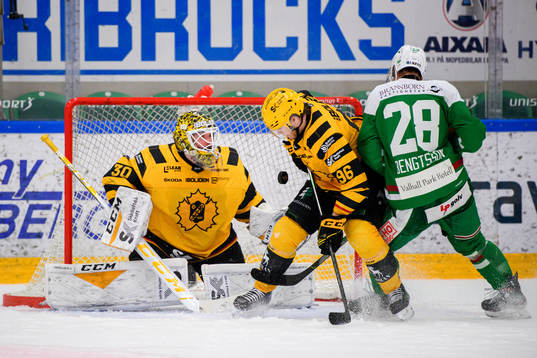 Rögles Anton Bengtsson oroar framför Skellefteås