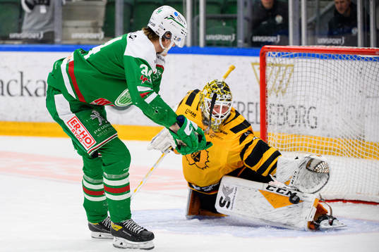 Rögles Adam Edström och Skellefteås målvakt Gustaf