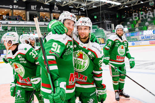 Rögles Adam Tambellini och Daniel Zaar jublar
