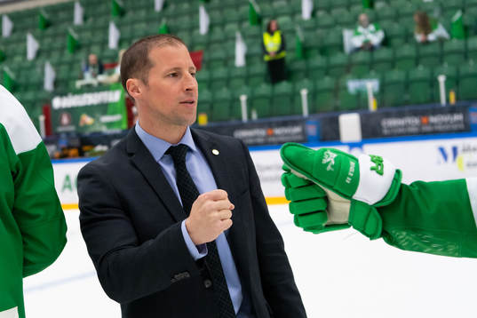 Rögles tränare Cam Abbott jublar