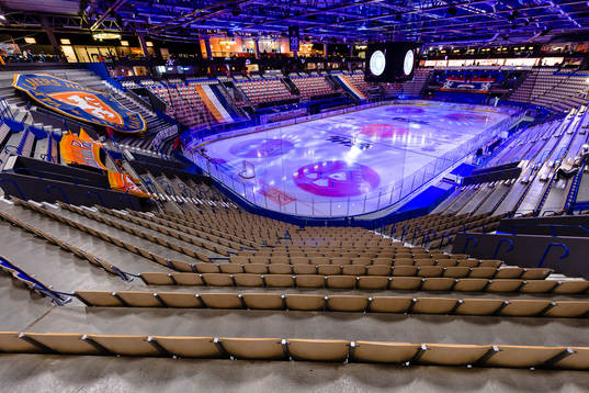 Interiör vy från Vida arena före semifinal fem i SHL