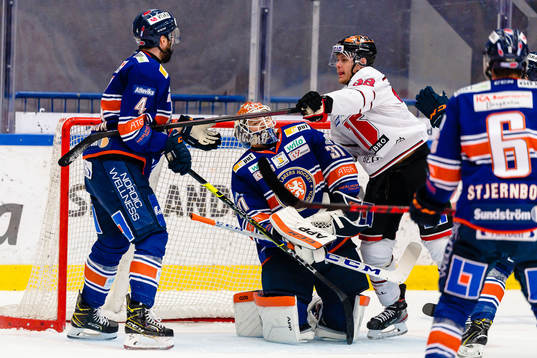 Örebros Joonas Rask krockar med Växjös målvakt Erik