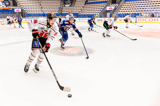 Örebros Emil Larsson jagas av Växjös Richard Gynge