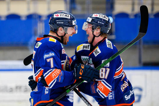 Växjös Hardy Häman Aktell och Fredrik Karlström jublar