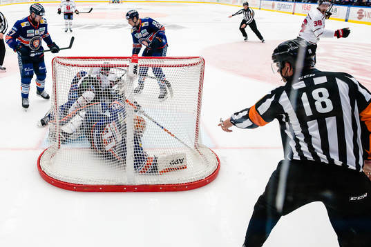 Örebros Linus Öberg får en puck i mål bakom Växjös