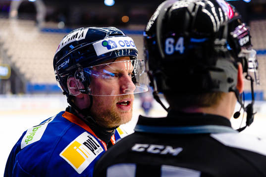 Växjös Richard Gynge pratar med Linjedomare Andreas