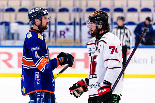 Växjös Tim Erixon och Örebros Nick Ebert tackar varandra