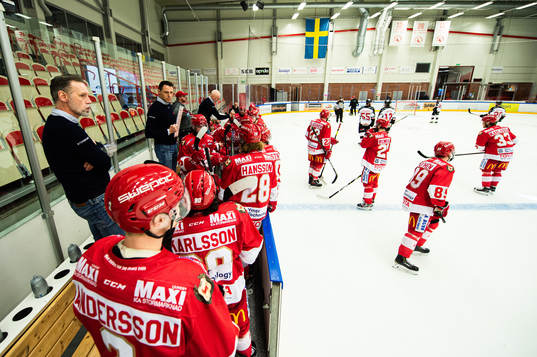 Troja/Ljungbys spelare vid en timeout