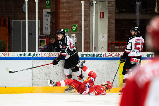 Hudiksvalls Hannes Lindström med tackling på