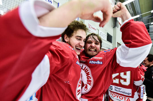 Troja/Ljungbys Martin Fransson och Jesper Ylivainio jublar