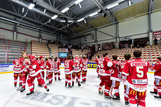 Troja/Ljungbys spelare jublar mot supportrar