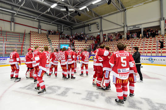 Troja/Ljungbys spelarna jublar mot supportrarna