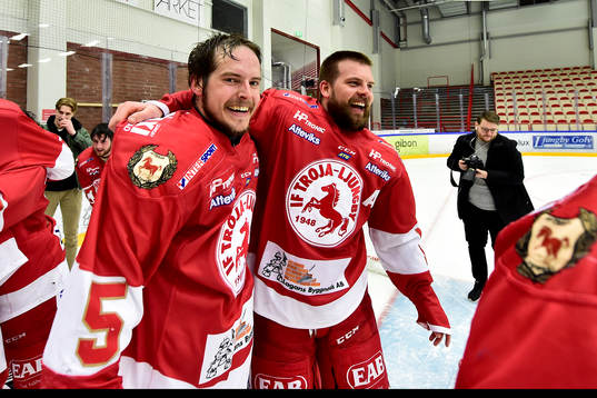 Troja/Ljungbys Niklas Enberg och Tobias Törnkvist jublar