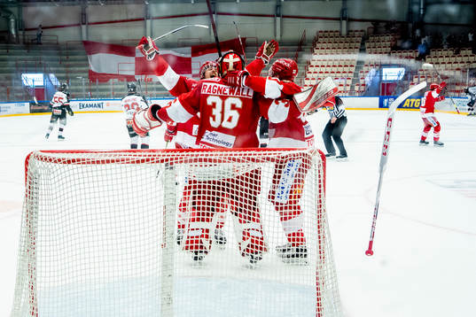 Troja/Ljungbys målvakt Wictor Ragnewall jublar