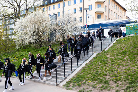 Örebros spelare lämnar spelarbussen