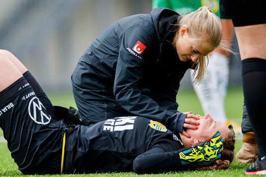 Hammarbys målvakt Anna Tamminen får vård