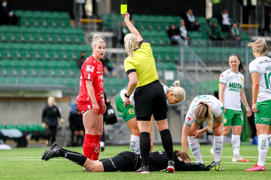 Örebros Jenna Hellstrom får en varning