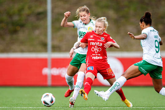 Örebros Nathalie Hoff Persson i en kamp mot Hammarbys Nina