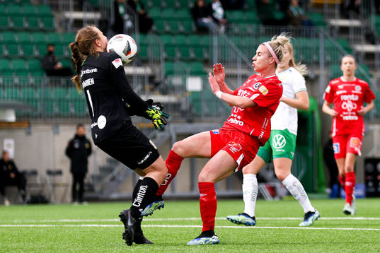Hammarbys målvakt Anna Tamminen och Örebros Jenna