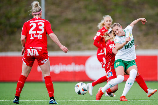 Hammarbys Nina Jakobsson och Örebros Carly Wickenheiser