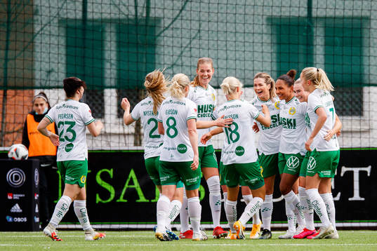 Hammarbys spelare jublar med Hanna Folkesson