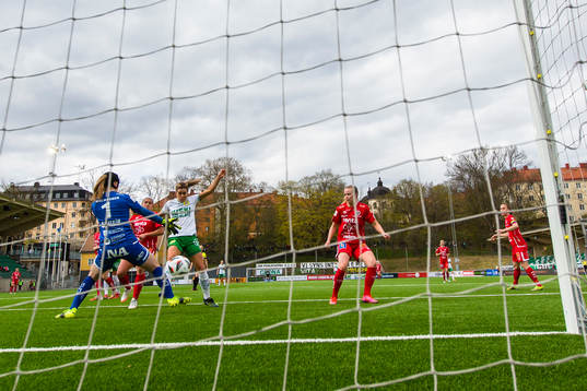 Hammarbys Hanna Folkesson gör 1-0 bakom Örebros målvakt