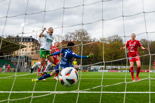 Hammarbys Hanna Folkesson gör 1-0 bakom Örebros målvakt