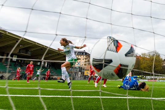 Hammarbys Hanna Folkesson gör 1-0 bakom Örebros målvakt