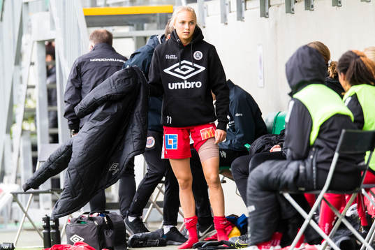 Örebros Sara Lilja Vidlund med lindat ben i halvlekspausen