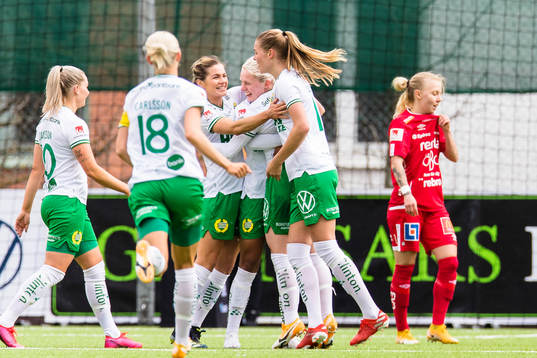 Hammarbys Emilia Larsson gör 2-0 och gratuleras av