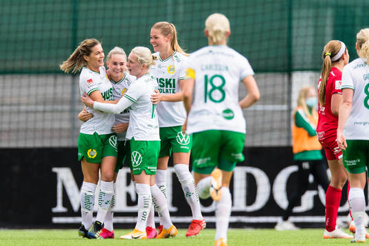 a vänster) gör 3-0 och gratuleras av lagkamrater