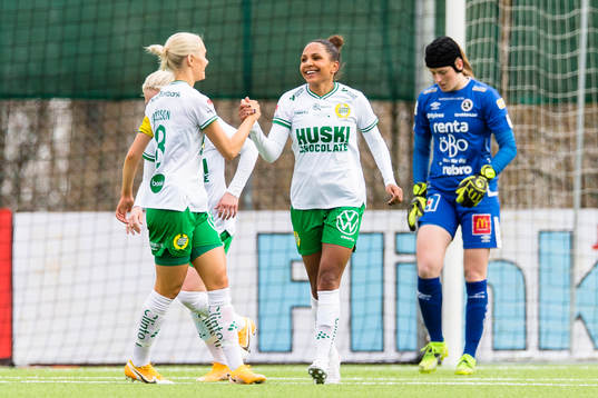 Hammarbys Madelen Janogy (m) gör 4-0 och firar med Ellen