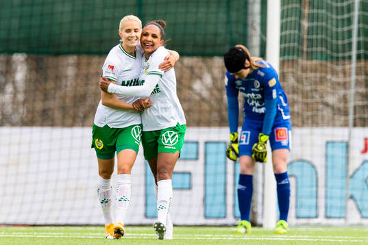 Hammarbys Madelen Janogy gör 4-0 och omfamnas av Alice