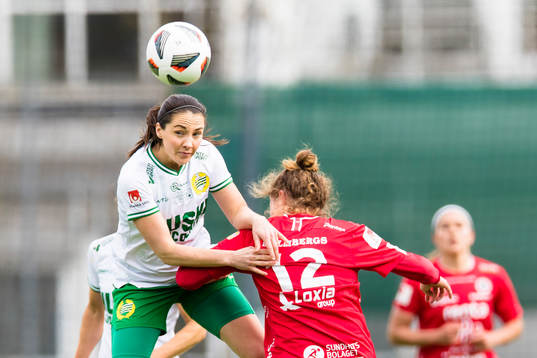 Hammarbys Helén Eke i kamp om bollen med Örebros Jessie