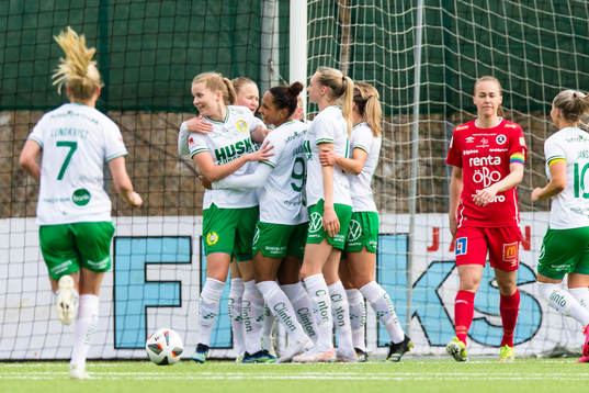 Hammarbys Madelen Janogy gör 5-0 och jublar med lagkamrater