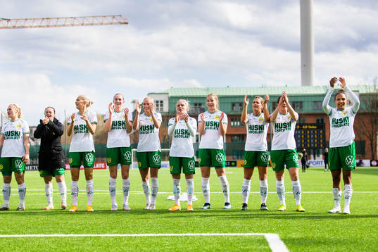 Hammarbys spelare tackar publiken utanför arenan