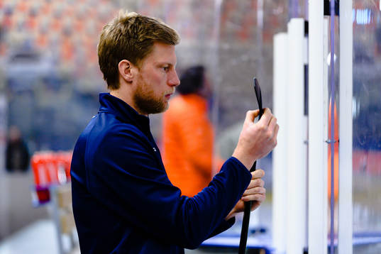 Växjös Richard Gynge tejpar klubban före final ett i SHL