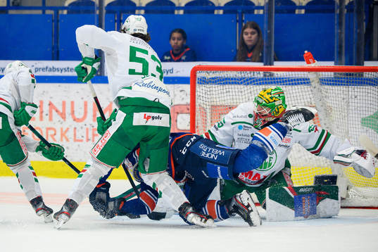 Växjös Richard Gynge gör 1-0 bakom Rögles målvakt
