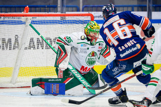 Rögles målvakt Christoffer Rifalk och Växjös Brendan