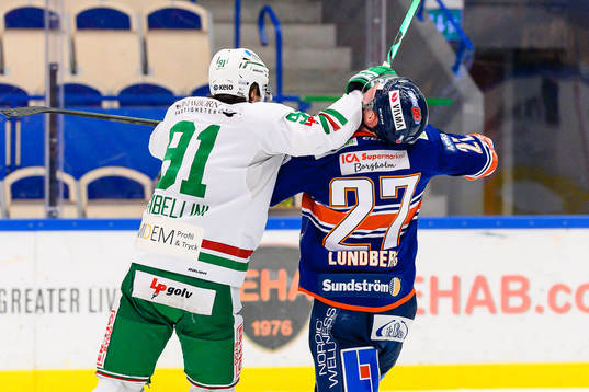 Gruff mellan Rögles Adam Tambellini och Växjös Martin