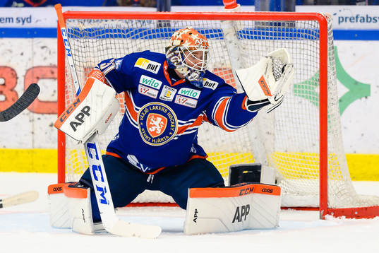 Växjös målvakt Erik Källgren plockar en puck