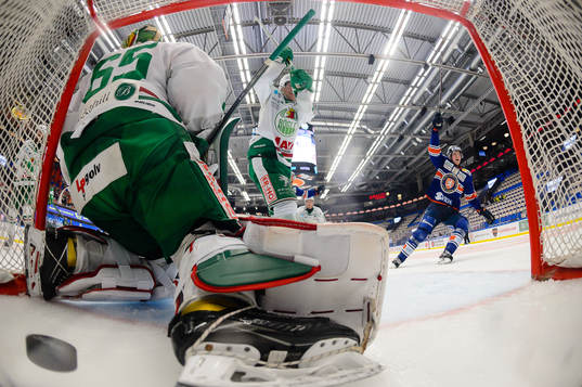 Växjös Fredrik Karlström jublar och Rögles Olli Palola