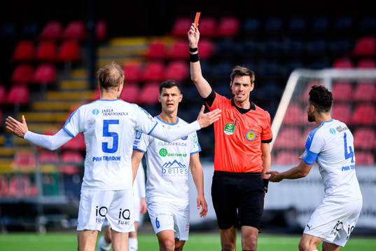 Akropolis Oscar Pehrsson får rött kort av domare Magnus